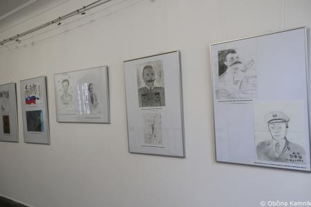 V prostorih občinske stavbe na ogled razstava literarnih in likovnih del na temo Častni občan Kamnika (64)